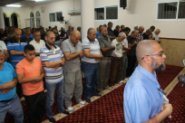 بالصور: شعائر صلاتي العشاء والتراويح في مسجد العجمي بمدينة يافا